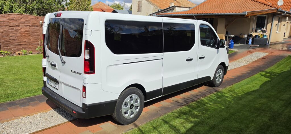 Renault Trafic Passenger 2026 – pohľad zozadu