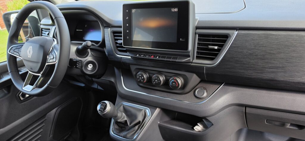 Renault Trafic Passenger – palubná doska s navigáciou